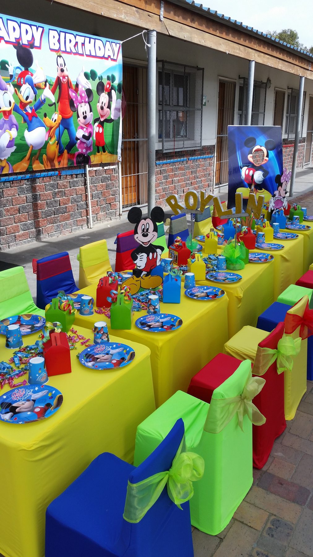 Mickey Mouse Clubhouse themed party table setup