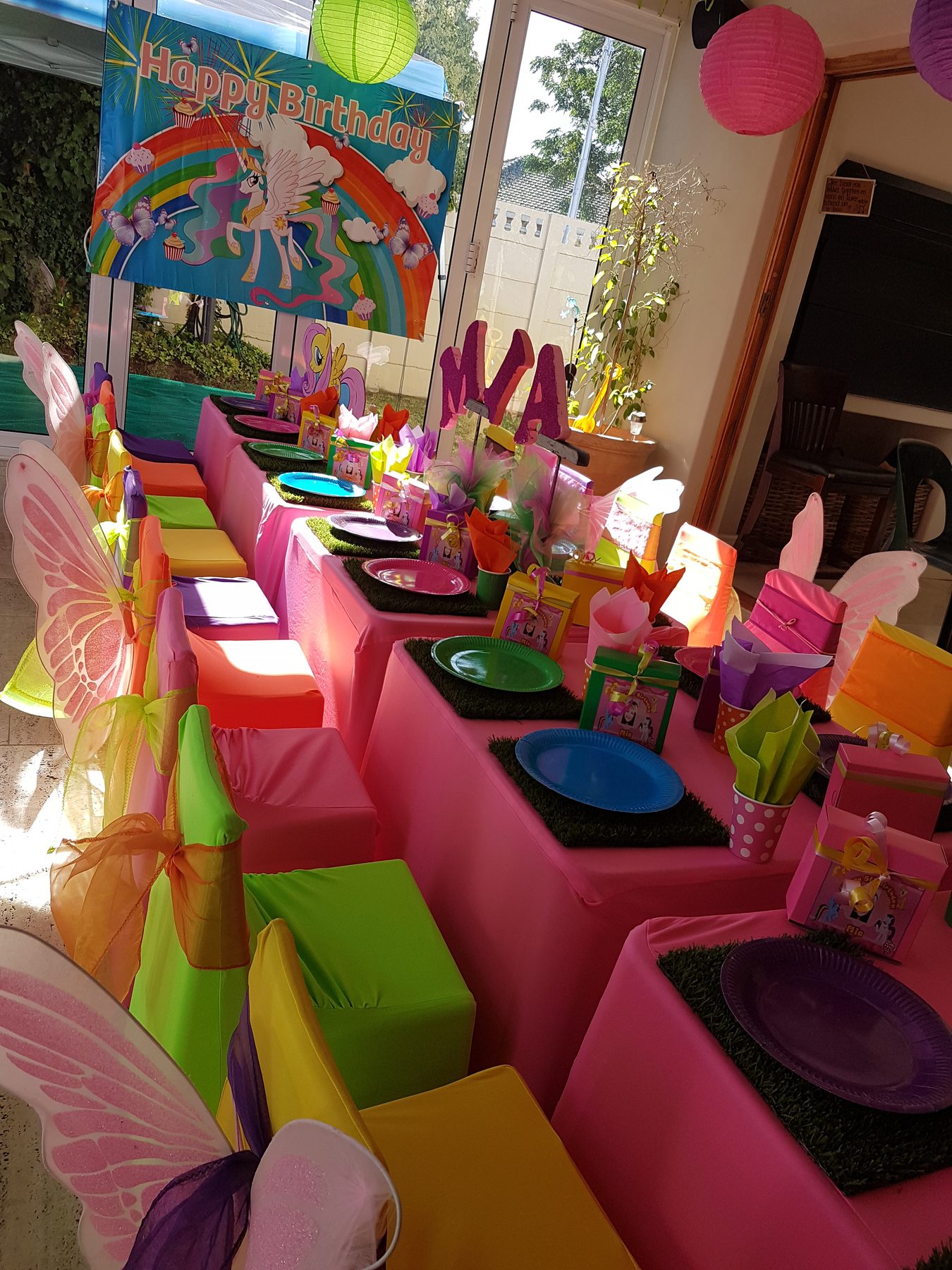 Pink and green unisex party table decor