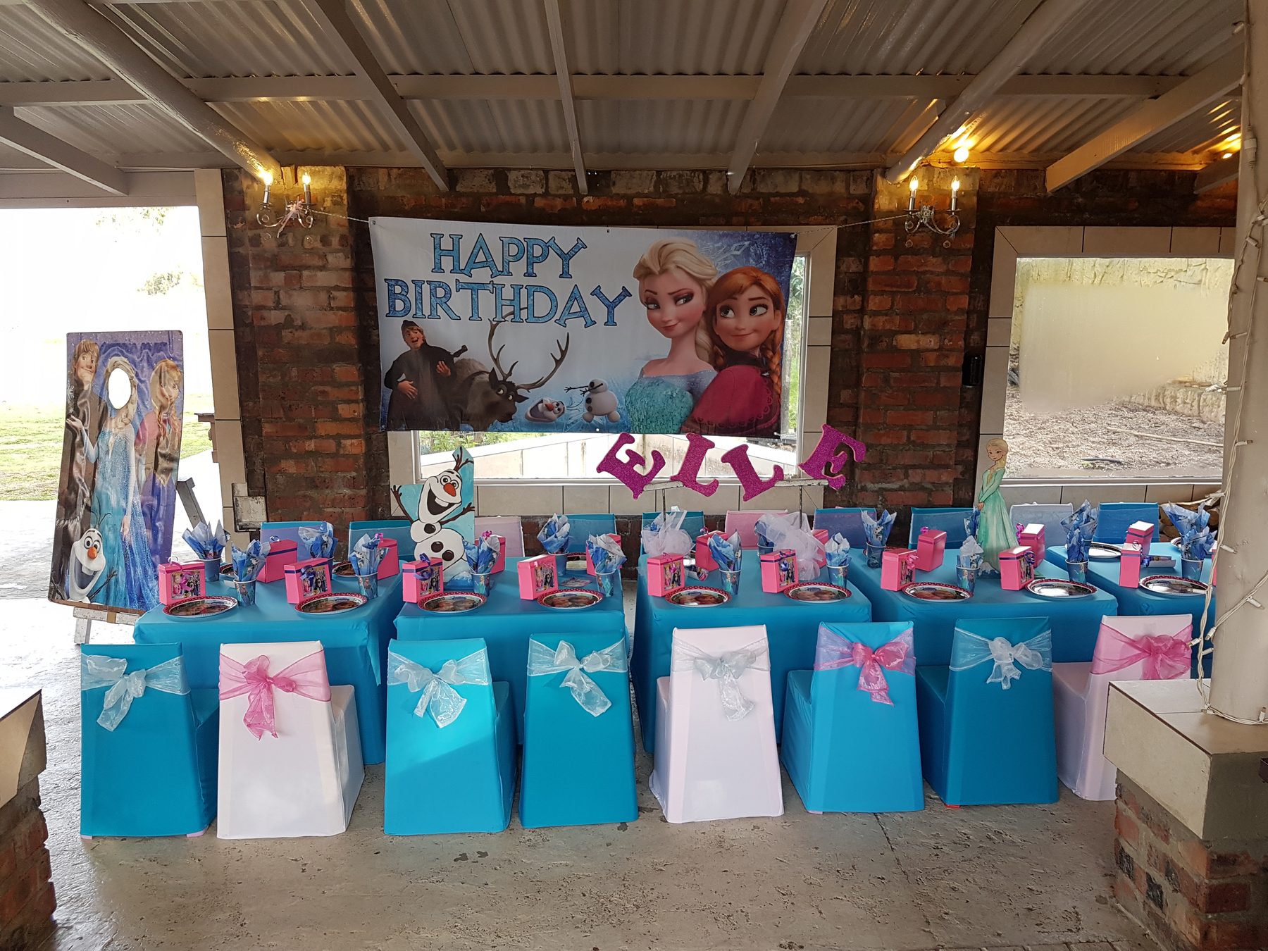 Smurfs style blue party table setup