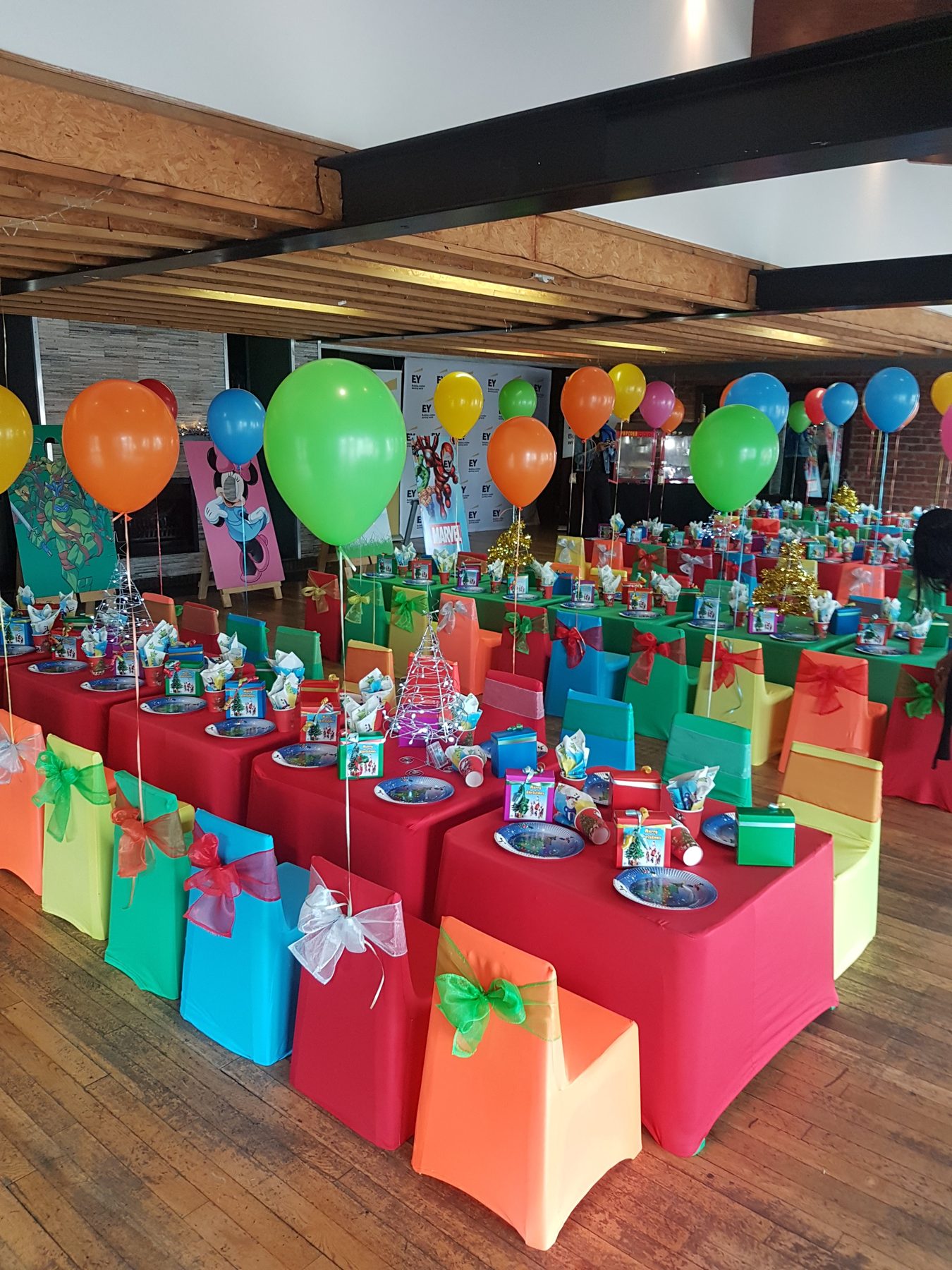 Colourful unisex birthday table with balloons