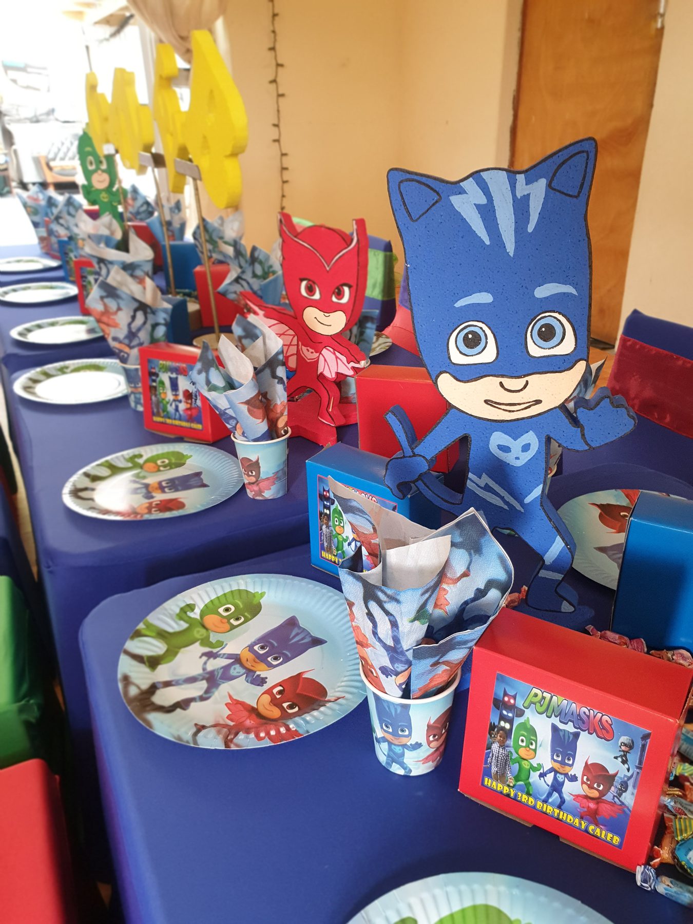 Red and blue superhero party table detail