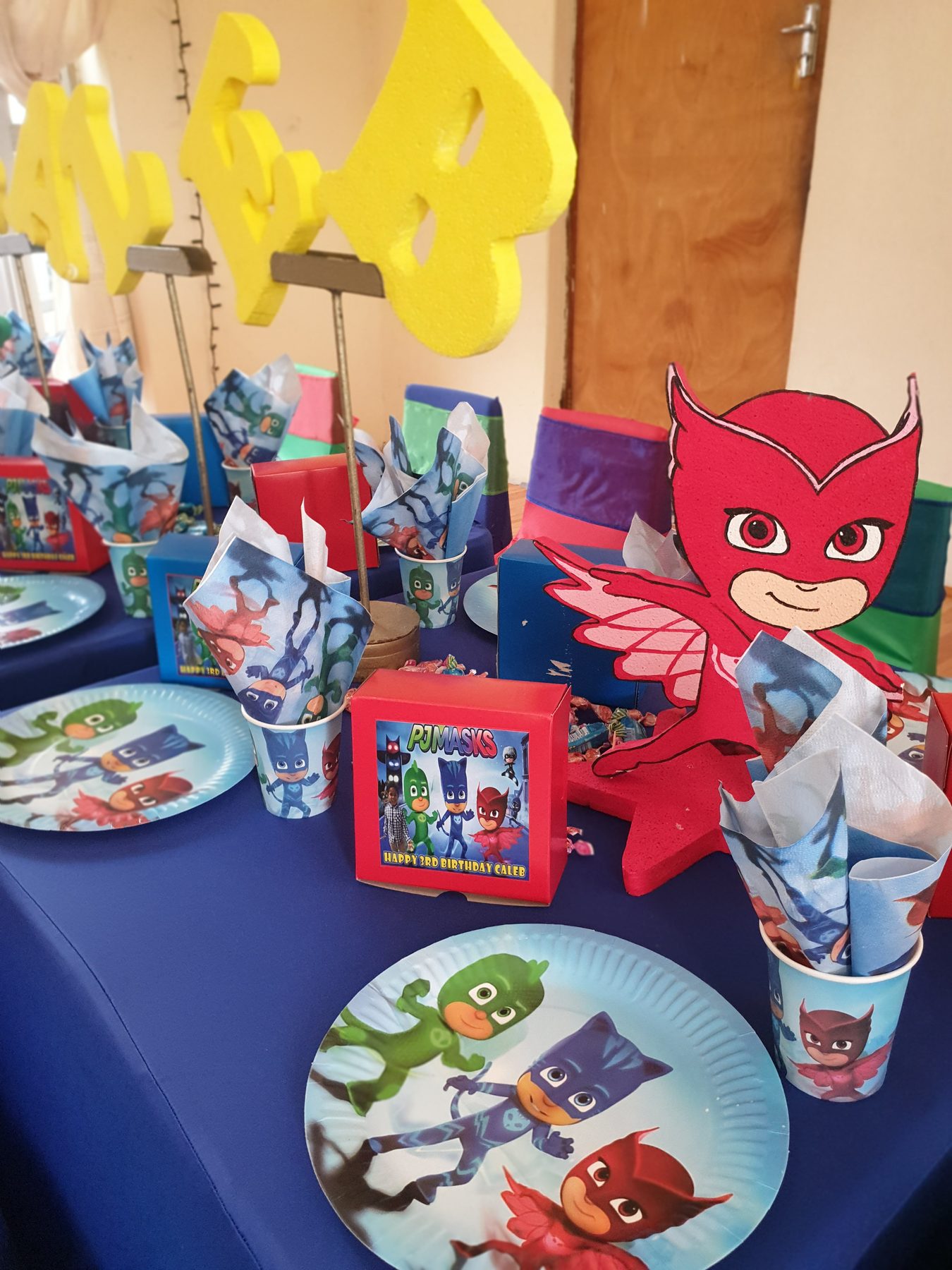 Superhero character boys party setup